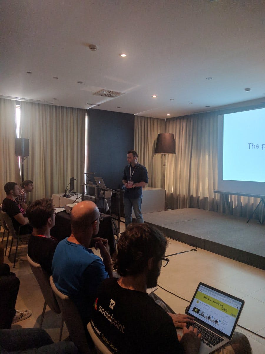 So happy to have talked in front of such a huge audience (250) in the sunny and beautiful Alicante! #reactnative #react @ReactAlicante https://t.co/crlrB1ungY